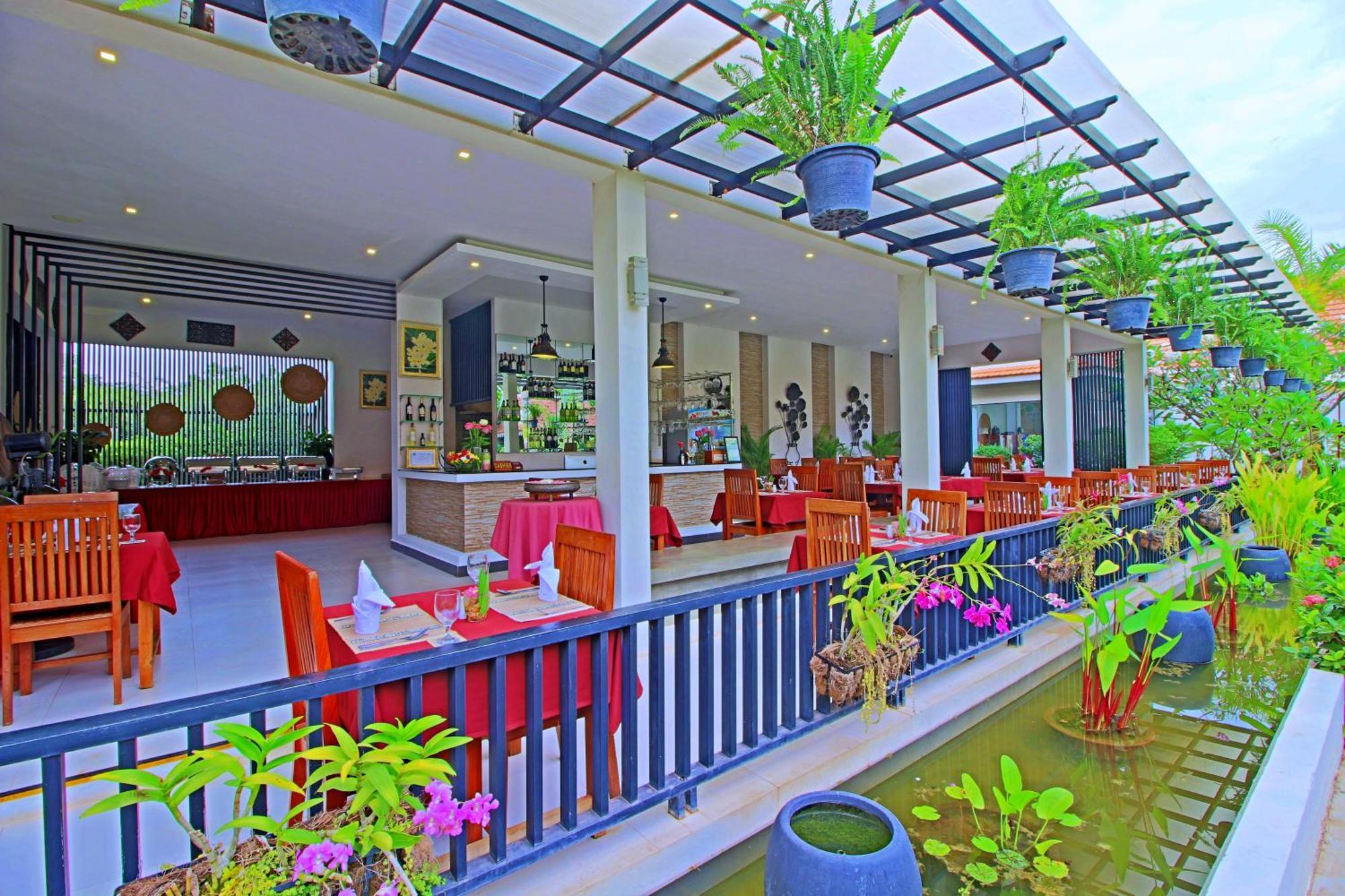 New Riverside Hotel Siem Reap Exteriör bild